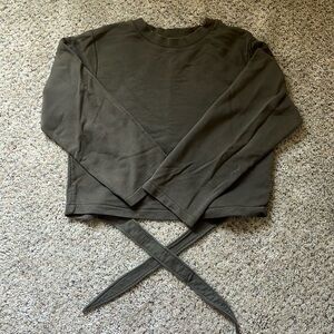 Varley green tie crewneck sweatshirt in green 💚size small with roomy arms